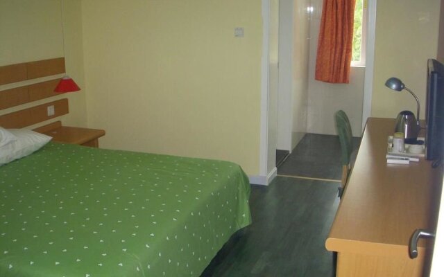Home Inn (Nanjing Shuiximen Street Mochou Lake Metro Station)