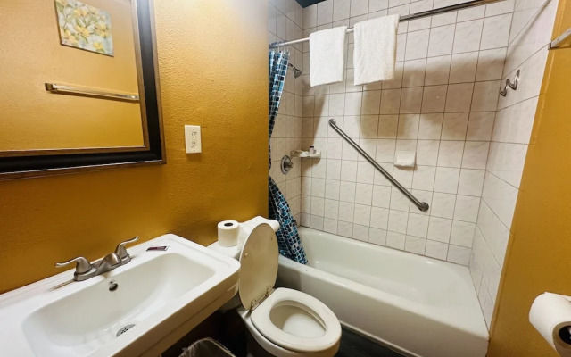 Casa Blanca Inn & Suites
