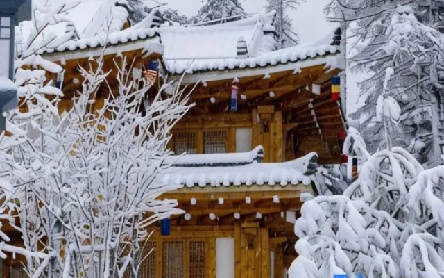 Changbai Mountain Guanyue Folk-Custom Hotel