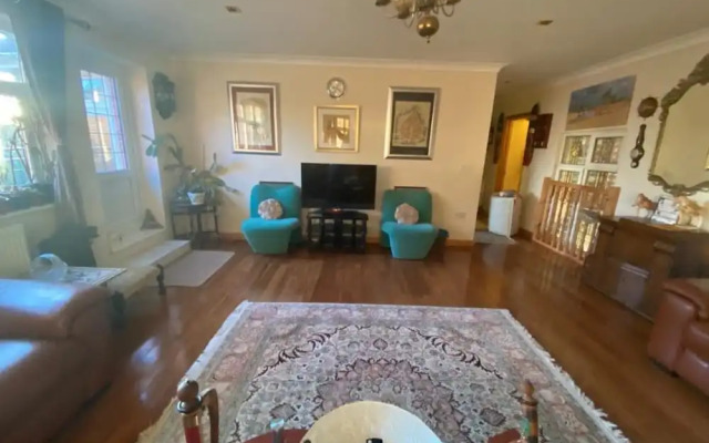 2-bed Apartment in High Wycombe Private Garden