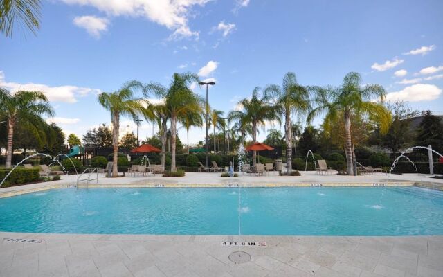 RVH 052 Relax in Centre Court