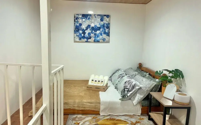 Bloomstone Urban Chill Cabin