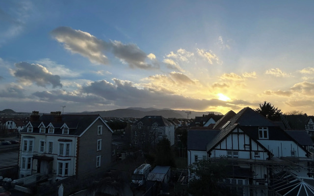 Lansdowne House with Private Car Park