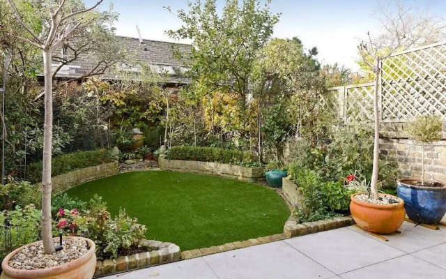 Spacious 4 Bed House, Battersea
