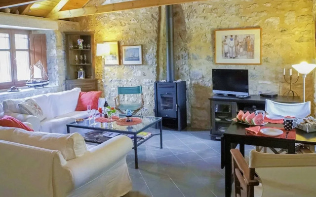 Holiday Home With Garden in Leonidio