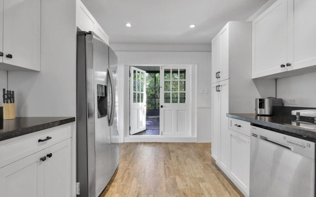 Modern & Fashionable Apartment w/Pool and Garden