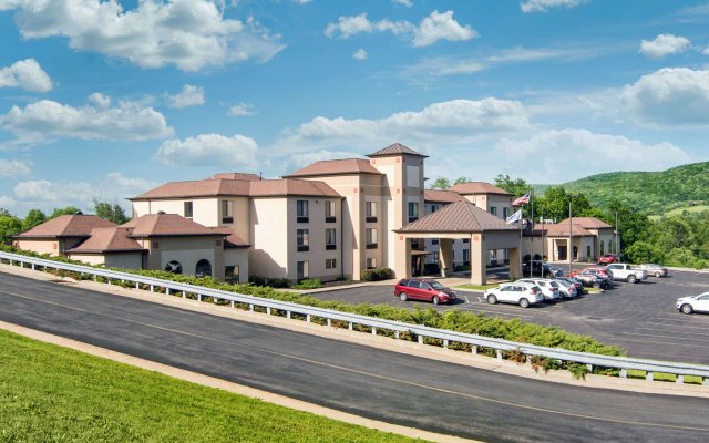 Comfort Inn & Suites Milford / Cooperstown