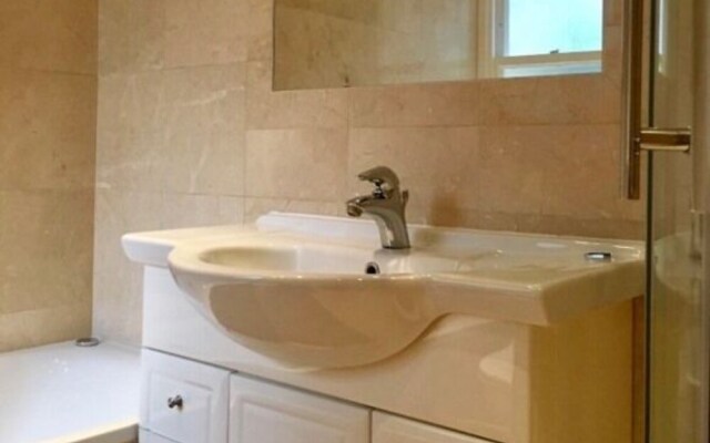 2 Bedroom Apartment Earl's Court