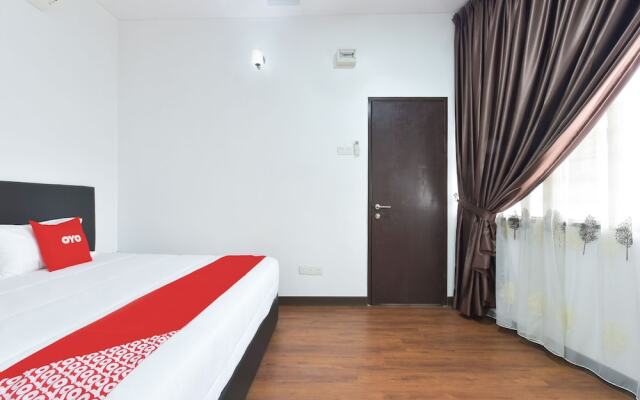 OYO 90869 Hotel Madeena Inn
