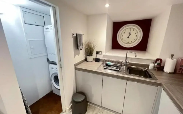 Spacious1br-6guests-walktoshops-fastwifi
