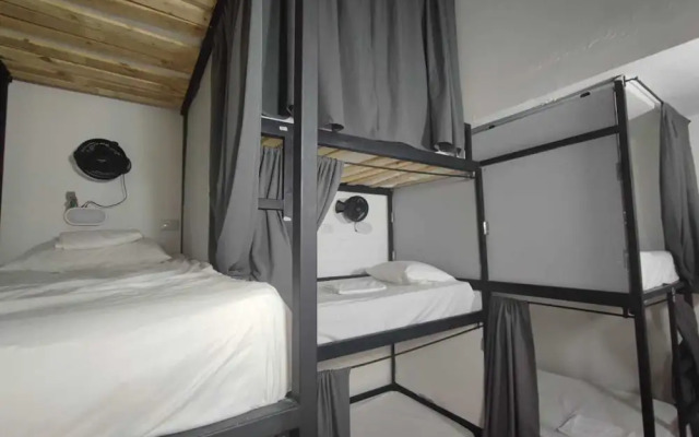 Baku Laureles Hostel