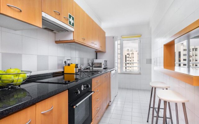 Lisboa, Cidade, Elegant Apartment with Air Cond, Free WIFI and Near Metro, by IG