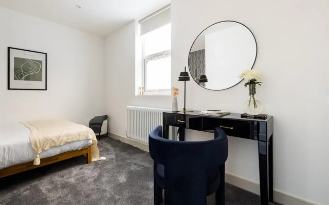 The Battersea Loft - Trendy 3bdr Flat With Patio, London