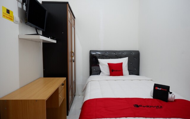 RedDoorz Hostel near Kota Lama Semarang