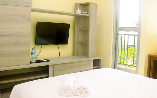 Warm And Homey Studio Room At Maple Park Sunter Apartment