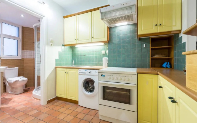 Downtown urban flat for 4 people in Plaka