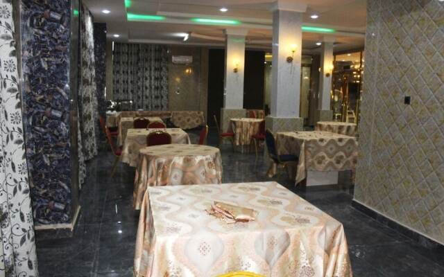 Candellux Imperial Hotel and Suites
