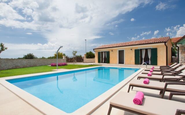 Beautiful Villa in Sveti Lovrec With Barbecue