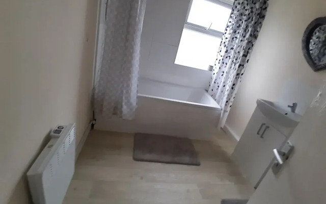 Blackpool - 2-beds - Sleeps 5 - Pet Friendly