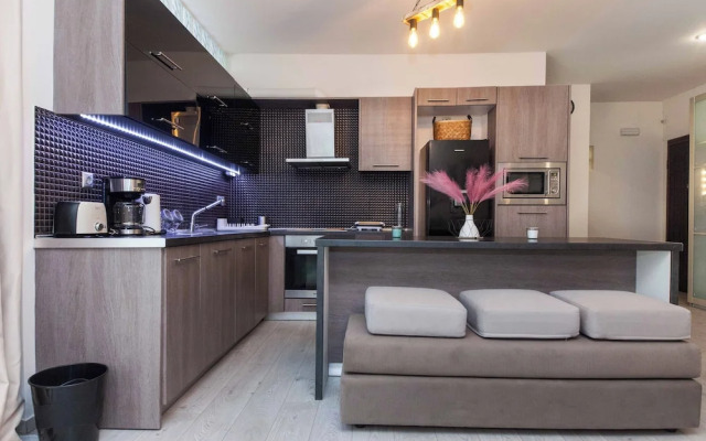 Luxurious 3 Bd Modern Apt in Dafni