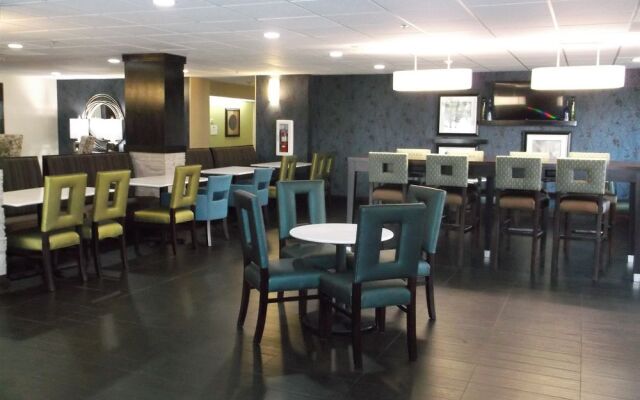 Holiday Inn Express & Suites Bentonville