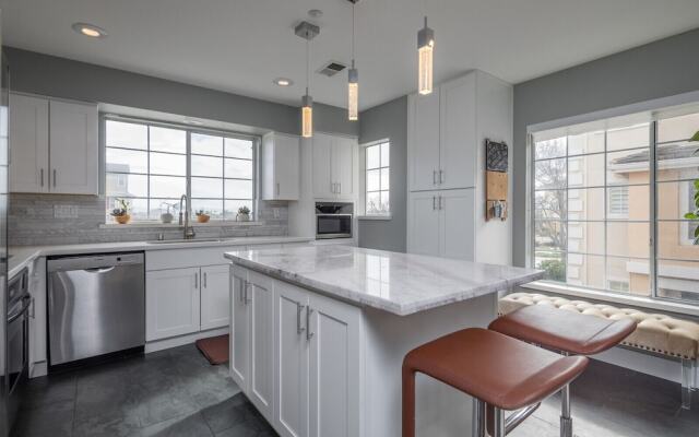 Posh Waterfront - 3 Br Condo