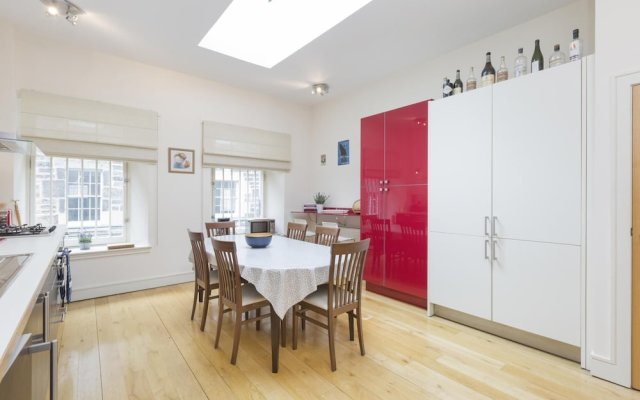401 Chic and Cosy 2 Bedroom Apartment Just Minutes Away From George Street and Princes Street