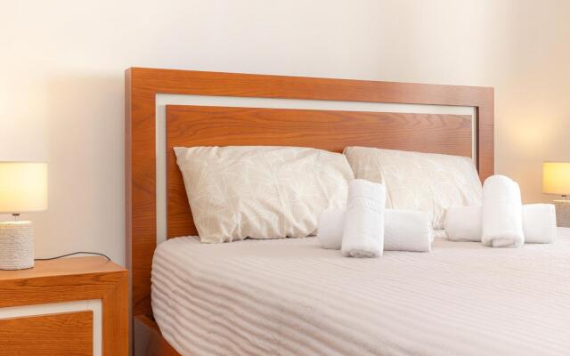 Terrace Beach Apartment by Rent4all