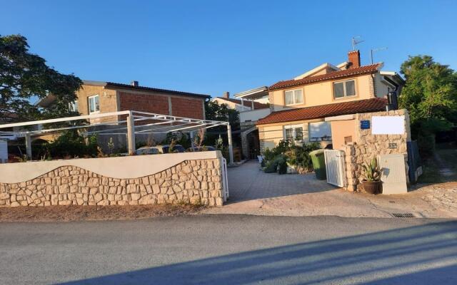 Visnja - 10 meters to the sandy beach - A1(2+2)