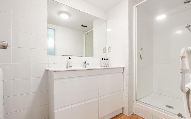 Lovely 2-Bedroom Apartment with Free Parking