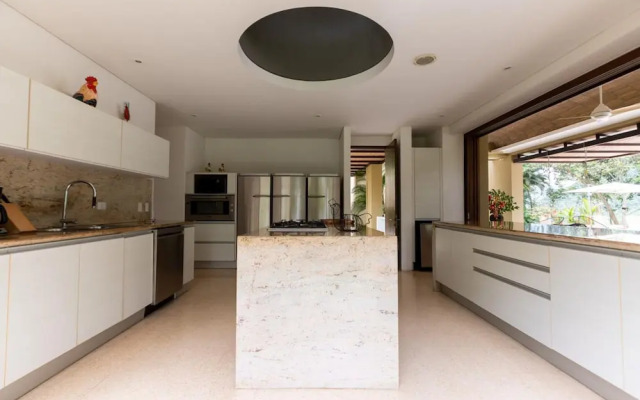 w Beautiful 4BR Villa at Mesa de Yeguas