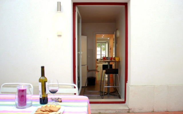 ALTIDO Modern 1-bed Apt w/terrace, moments from São Bento Palace