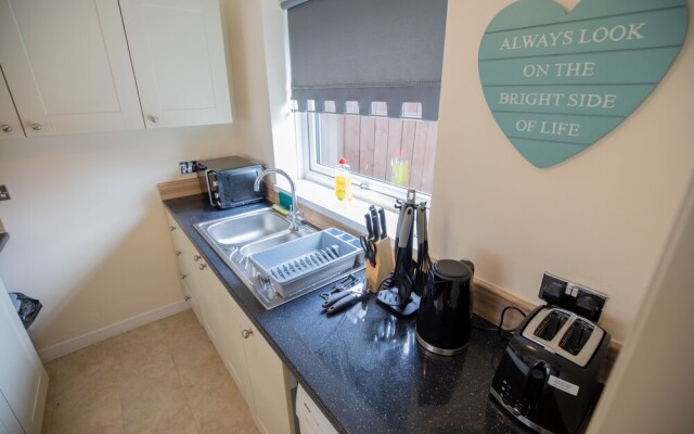 5star Serviced Homes- Free Wifi & Parking, Office