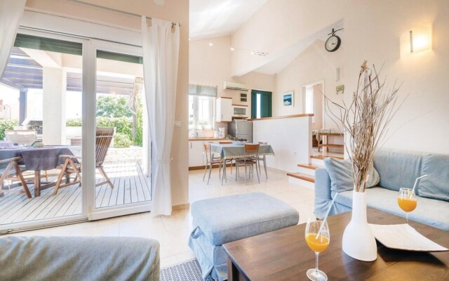Nice Home in Liznjan With Wifi and 4 Bedrooms