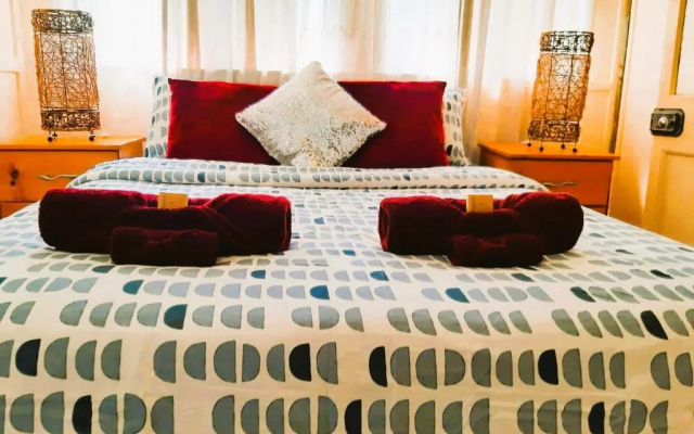 Oakwood House - Entire 4 bedroom house with Foxtel & WiFi