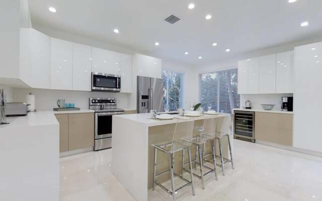 Beautiful Hollywood Beach 4 BR Home W Heated Pool