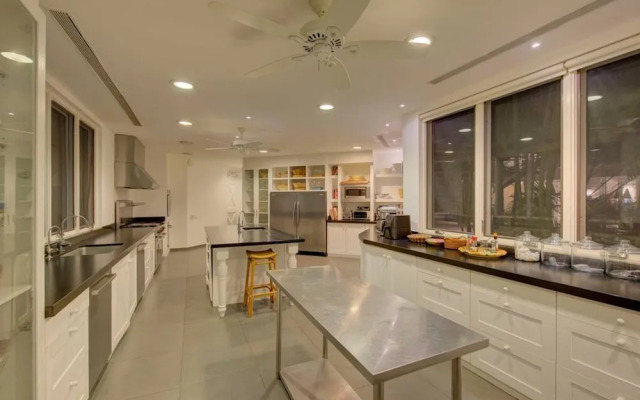 6 BR Beachfront Lush Oasis