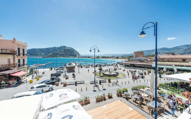 Casetta Vista Mare in Piazza a Mondello by Wonderful Italy