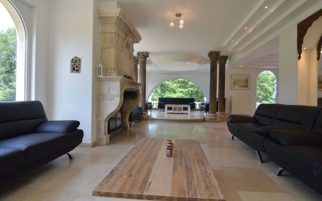 Luxurious Mansion in Brakel with Pond