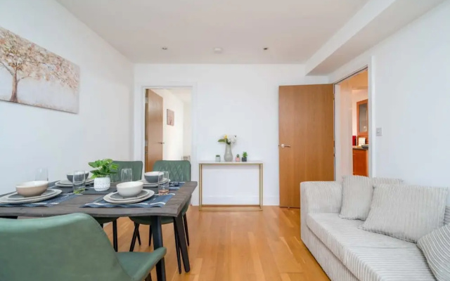 Stunning 3BD Flat, Parking, Sleeps Six, Near Park