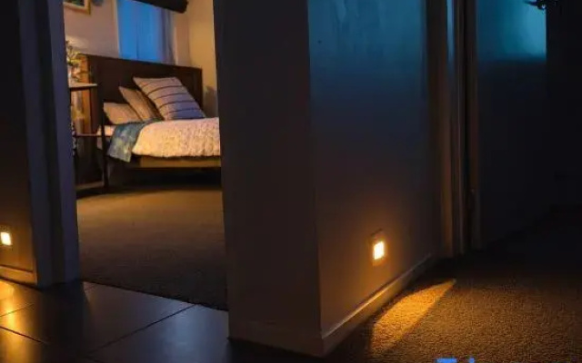 Stylish Suite Near Airport | Pvt Bath + Parking