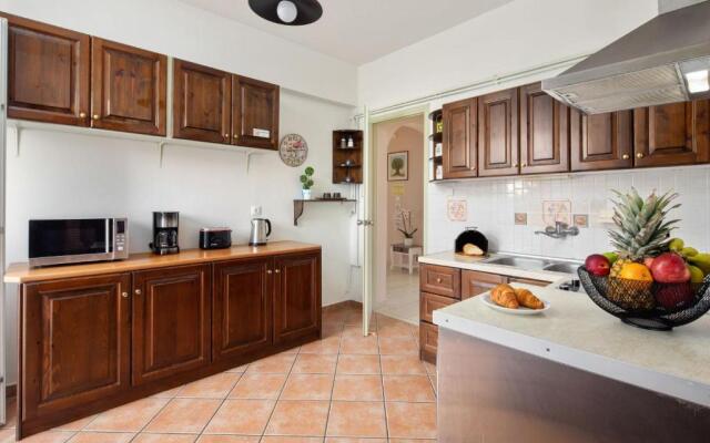Villa Paradiso: Near beach, superb pool and garden