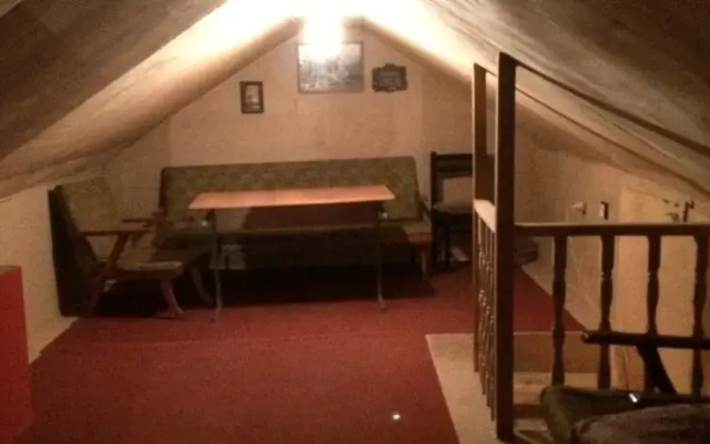 Gia's Hut Hostel
