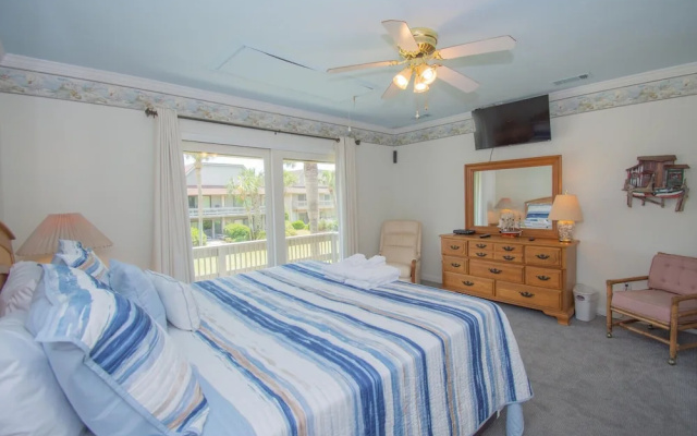Two-story Condo With Private Deck, Wifi and Courtyard Pool Access