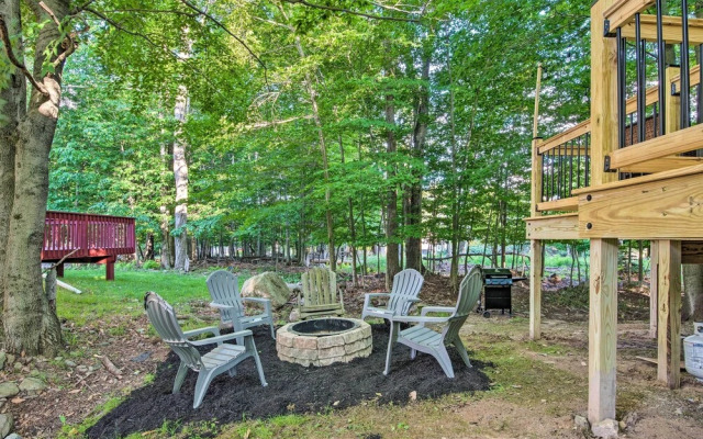 Poconos House w/ Large Deck, Gas Grill & Fire Pit!