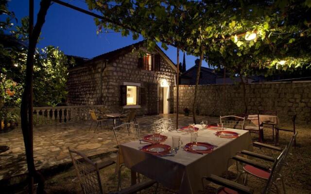 Muki's House- just 50m from the beach