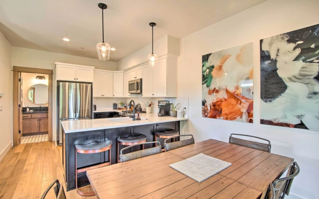 Charming Cle Elum Townhome w/ Balcony & Views