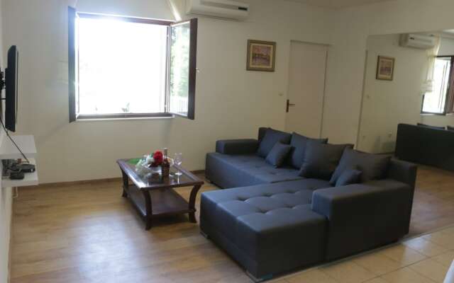 Beachfront Apartment Drazen, With Patio & Parking