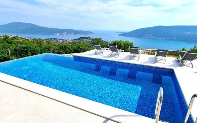 Pool Villa Luxoria Trebesin