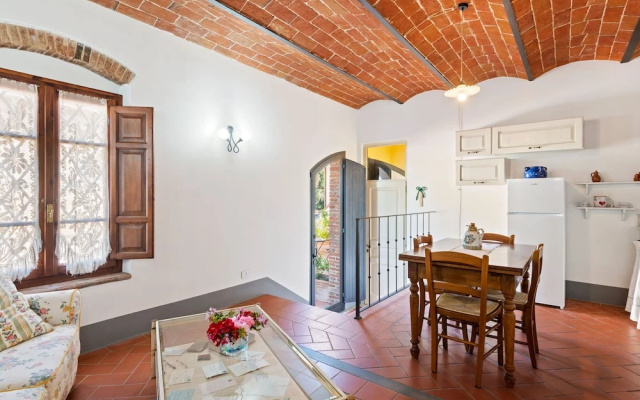 Valley-view Apartment in San Miniato with Swimming Pool